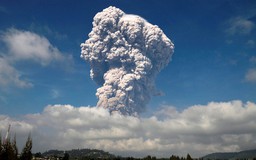Indonesia cảnh báo tối đa vì núi lửa