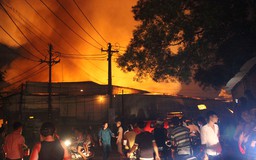 Xưởng gỗ cháy lớn trong đêm, cháy lan sang một công ty gỗ