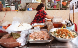 Người Sài Gòn mê tơi 8 món bánh xứ Quảng hơn 30 năm ở chợ Bà Hoa