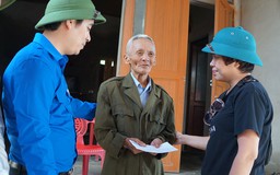 Báo Thanh Niên trao quà hỗ trợ cho người dân vùng lũ Hà Tĩnh