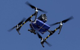 Dùng drone vận chuyển dụng cụ xét nghiệm Covid-19