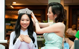 Diệu Linh trao vương miện cho nữ sinh trường chuyên thi Miss Teen tại Ấn Độ
