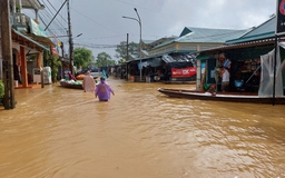 Miền Trung chìm sâu trong mưa lũ