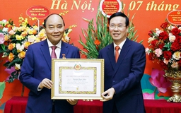 Trao Huy hiệu 40 năm tuổi Đảng tặng Chủ tịch nước Nguyễn Xuân Phúc
