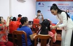 Hoa hậu Lê Nguyễn Bảo Ngọc trao quà cho người khuyết tật