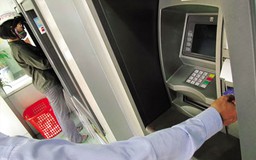 Bắt 4 người nước ngoài trộm tiền ở máy ATM