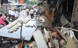 Xe chở rác tông sập 3 căn nhà ở Sài Gòn