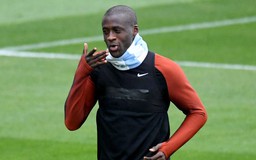 HLV Guardiola làm lơ Yaya Toure, năn nỉ người hâm mộ kiên nhẫn