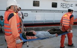 Đưa ngư dân bị đứt gân chân vào đảo Song Tử Tây cấp cứu