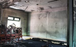 Phòng học cháy lớn, giáo viên và học sinh hoảng hốt
