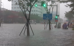 Mưa lớn, các cửa thu nước 'bất lực', Đà Nẵng ngập nặng