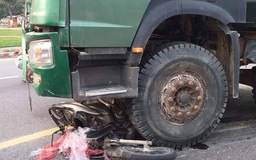 Xe tải ben chở đất va chạm xe máy, một phụ nữ tử vong