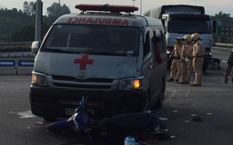 Đà Nẵng: Xe cứu thương chở quan tài va chạm xe máy, hai người nguy kịch