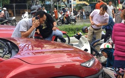 Đà Nẵng: Ô tô tông nhiều xe máy đang dừng đèn đỏ, rất may không nghiêm trọng