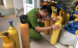 Đà Nẵng: Bắt giữ 78 bình khí cười ngụy trang bình khí y tế