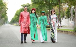 Gia đình Bình Minh du xuân sớm với áo dài 'Phượng Hoàng'