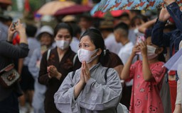 Hàng ngàn người Huế đội mưa, trang nghiêm dự Lễ rước Phật