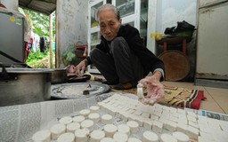 Giữ nghề làm bánh 'tiến vua': Cả nhà bà cụ 90 tuổi tất bật... in 20.000 bánh