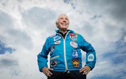 Cụ bà 82 tuổi cùng tỉ phú Jeff Bezos bay vào vũ trụ là ai?