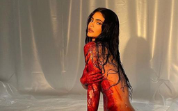 Kylie Jenner nhận ‘gạch đá’ từ dân mạng vì chụp ảnh nude máu me