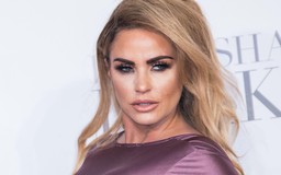 ‘Bom sex’ Katie Price bị trục xuất khỏi máy bay