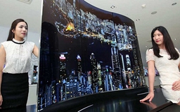 LG gây sốc với tấm nền OLED 111 inch hai mặt lượn sóng