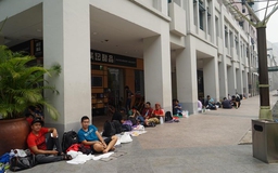 Người Việt qua Singapore xếp hàng trước 2 ngày để mua iPhone 6S