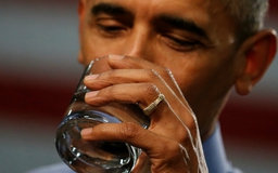 Đến nơi nước nhiễm chì, Tổng thống Mỹ uống nước để chứng minh an toàn