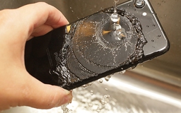 Apple, Samsung và Sony đã làm thế nào để giúp smartphone không bị hư khi ngâm nước?