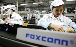 Công nhân Foxconn 'căng sức' lắp ráp iPhone 12