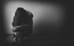 Nữ sinh uống thuốc tự tử: Sao lại đẩy học sinh đến bước đường cùng?
