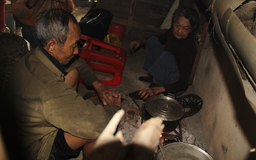 Dân vùng 'rốn lũ' Hà Tĩnh ăn cơm với chuối xanh và mì tôm trên nóc nhà
