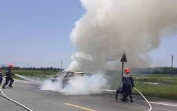 Xe 5 chỗ Ford Eco Sport bốc cháy dữ dội khi đang chạy ở Hà Tĩnh