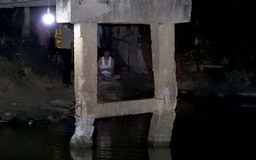 Cầu dân sinh ở Hà Tĩnh 'dọa' sập vì bị sà lan chở cát đâm gãy trụ