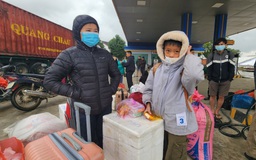 Hà Tĩnh: Người dân đón xe rời quê trong mưa lạnh