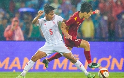 Người hâm mộ ‘mang áo mưa’ đến Mỹ Đình xem U.23 Việt Nam ‘đấu’ U.23 Thái Lan