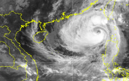 Bão Nesat gió giật cấp 13 đã vào Biển Đông, sóng cao 8 - 10 m