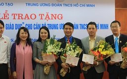 Trao kỷ niệm chương Vì sự nghiệp giáo dục cho cán bộ T.Ư Đoàn