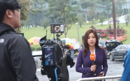 Cận cảnh nữ phóng viên Hàn Quốc rạng rỡ tác nghiệp tại thượng đỉnh Mỹ-Triều