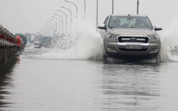 Thuỷ điện Hoà Bình xả lũ, đường ngoại thành Hà Nội ngập hơn nửa mét nước