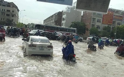 Nhiều tuyến đường Thủ đô lại ngập lụt sau mưa lớn