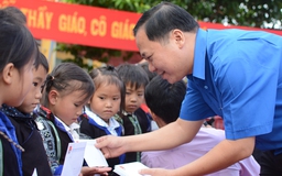 Chùm ảnh: Học sinh vùng lũ Mù Cang Chải rạng rỡ trong ngày khai giảng