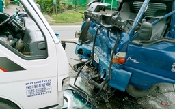 Tài xế xe tải kẹt trong cabin sau tai nạn liên hoàn