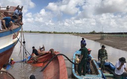 Tàu cá bị chìm trên sông Gành Hào