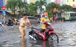 Mưa cực lớn, đường phố Bạc Liêu ngập chìm trong biển nước