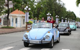 Xe ô tô cổ diễu hành chào mừng Ngày hội Văn hóa - Du lịch Bạc Liêu