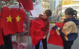 Chung kết U.22 Việt Nam-U.22 Indonesia: Người trẻ rộn ràng mua cờ, áo cổ vũ