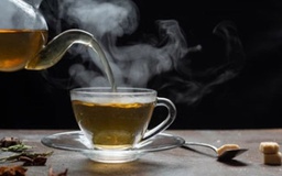 Ngày mới với tin tức sức khỏe: Nên uống trà trước hay sau bữa ăn?