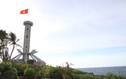 Quốc kỳ tung bay trên cột cờ cao 38,8m giữa đảo thiêng Cồn Cỏ