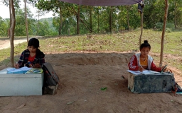 Rớt nước mắt với căn lều 2 nữ sinh vùng cao dựng lên để học trực tuyến!